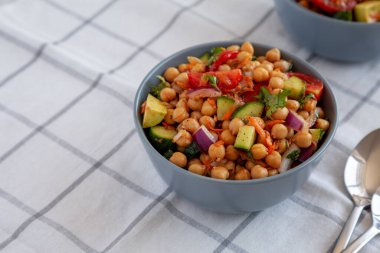 Ev yapımı Avokado Nohut Salatası. Yanında da Chili Limonlu Kireç Sosu, yan görüş. Boşluğu kopyala.