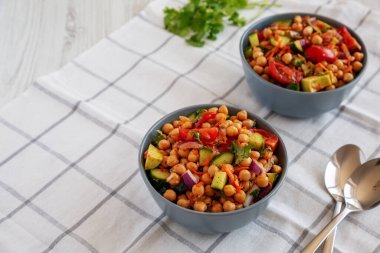 Ev yapımı Avocado Nohut Salatası ve biberli limon sosu, yan görüş. Boşluğu kopyala.