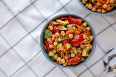 Ev yapımı Avokado Nohut Salatası ve Chili Limonlu Kireç Soyunma, üst manzara. Boşluğu kopyala.