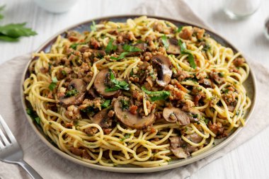 Tabakta ev yapımı mantar, ıspanaklı ve sosisli spagetti, yan görüş. Yakın plan..