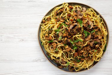 Ev yapımı mantar, ıspanaklı ve sosisli spagetti, en iyi manzara. Yukarıdan, dümdüz yatıyordu. Boşluğu kopyala.