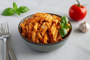 Peynirli ve fesleğenli ev yapımı domates pesto makarna.. 