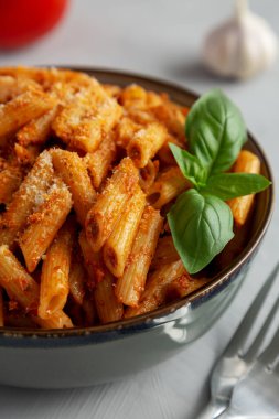 Peynirli ve fesleğenli ev yapımı domates pesto makarna. Yakın plan..