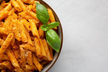 Peynirli ve fesleğenli ev yapımı domates pesto makarna. Dümdüz, tepeden, yukarıdan. Boşluğu kopyala.