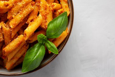 Peynirli ve fesleğenli ev yapımı domates pesto makarna. Dümdüz, tepeden, yukarıdan. Boşluğu kopyala.