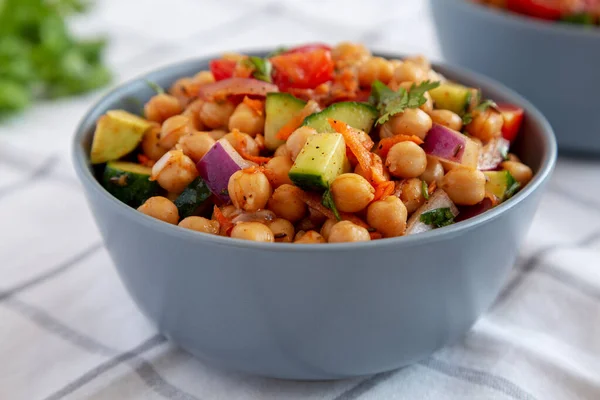 Ev yapımı Avokado Nohut Salatası. Yanında da Chili Limonlu Kireç Sosu, yan görüş. Yakın plan..