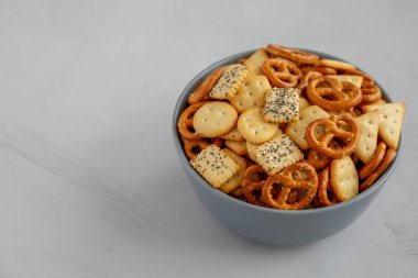 Ev yapımı parti abur cuburu kraker ve kraker karışımı. Boşluğu kopyala.