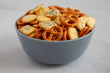 Ev yapımı parti abur cuburu kraker ve kraker karışımı. Yakın plan..