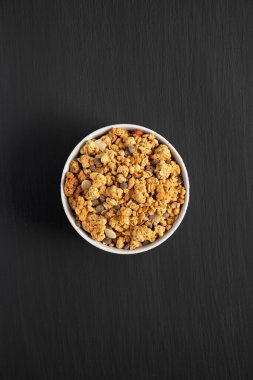 Fındık, badem ve çikolatalı protein tanecikleri.. 