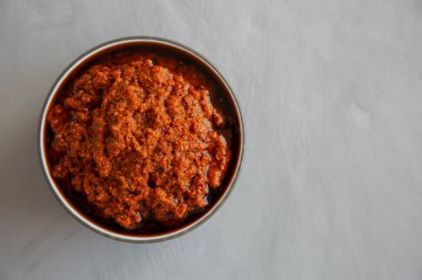 Ev yapımı güneşte kurutulmuş domates pesto, en güzel manzara. Dümdüz, tepeden, yukarıdan. Boşluğu kopyala.