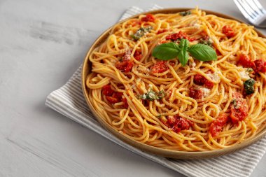 Tabakta taze domates soslu ev yapımı spagetti, yan görüş. Boşluğu kopyala.