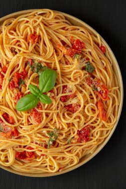 Siyah arka planda taze domates soslu ev yapımı spagetti, üst manzara. Düz yatıyordu, yukarıdan, yukarıdan. Yakın plan..
