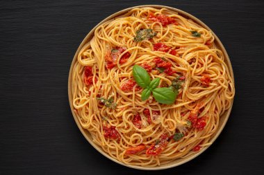 Tabakta taze domates soslu ev yapımı spagetti, üst manzara. Düz yatıyordu, yukarıdan, yukarıdan. Boşluğu kopyala.