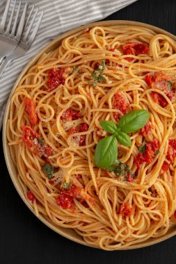 Tabakta taze domates soslu ev yapımı spagetti, üst manzara. Düz yatıyordu, yukarıdan, yukarıdan. Yakın plan..