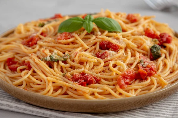Домашній Спагетті Свіжим Томатним Соусом Тарілці Вид Збоку — стокове фото
