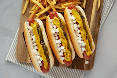 Hardallı, soğanlı ve turşulu ev yapımı sosisli sandviçler.. 