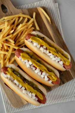 Hardallı, soğanlı ve turşulu ev yapımı sosisli sandviçler.. 