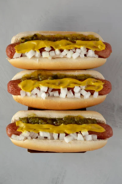 Σπιτικά Deep Fried Hot Dogs Μουστάρδα Κρεμμύδι Και Τουρσί Ξύλινη — Φωτογραφία Αρχείου