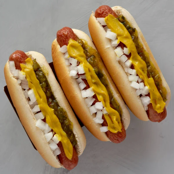 Házi Készítésű Fried Hot Dogs Mustárral Hagymával Uborkával Táblán Felülnézetből — Stock Fotó