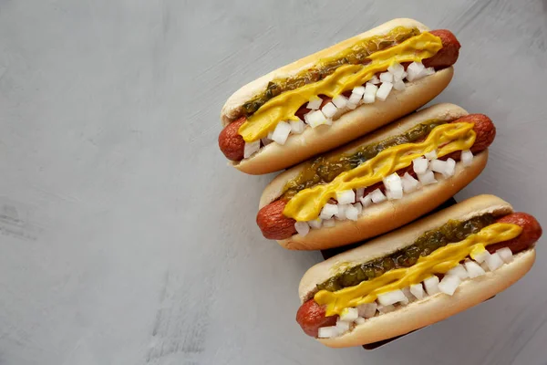 Domowej Roboty Hot Dogi Musztardą Cebulą Ogórkiem Drewnianej Desce Widok — Zdjęcie stockowe