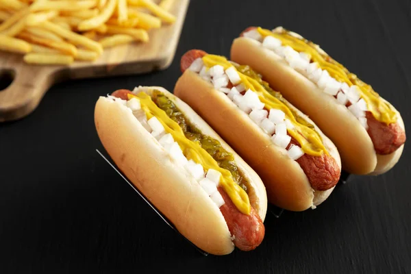 Hot Dogs Fritti Casa Con Senape Cipolla Sottaceto Relish Una — Foto Stock