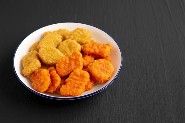 Zelfgemaakte Spicy Chicken Nuggets Mix Zwarte Achtergrond Zijaanzicht Kopieerruimte — Stockfoto