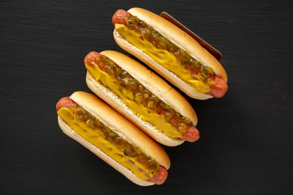 Domácí Labužnické Hot Dogy Sladkým Ředkvičkem Hořčicí Pohled Shora Plocha — Stock fotografie