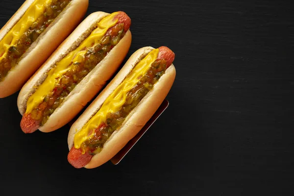 Házi Készítésű Gourmet Hot Dogs Édes Ízesítéssel Mustárral Felülnézetből Lapos — Stock Fotó
