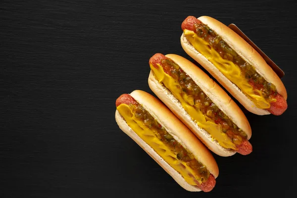 Σπιτικά Gourmet Hot Dogs Sweet Relish Και Μουστάρδα Κορυφαία Θέα — Φωτογραφία Αρχείου