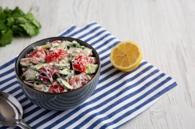 Ev yapımı Domates Salatalıklı Feta Salatası, yan manzara. Boşluğu kopyala.