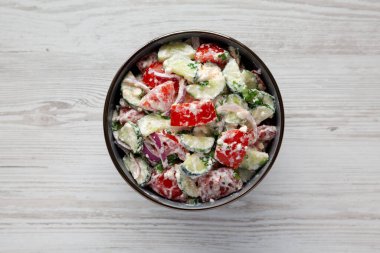 Ev yapımı Domates Salatalıklı Feta Salatası, en iyi manzara. Dümdüz, tepeden, yukarıdan. 