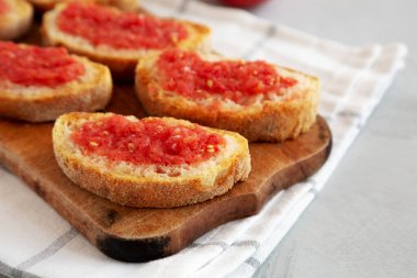 Ev yapımı Pan Con Tomate (Domates tostu) bir tahta tahta üzerinde, yan görüş. Boşluğu kopyala.