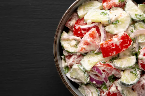 Hausgemachter Tomaten Gurken Feta Salat Einer Schüssel Auf Schwarzem Hintergrund — Stockfoto