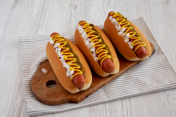 Hot Dog Alla Griglia Con Senape Relish Cipolla Una Tavola — Foto Stock