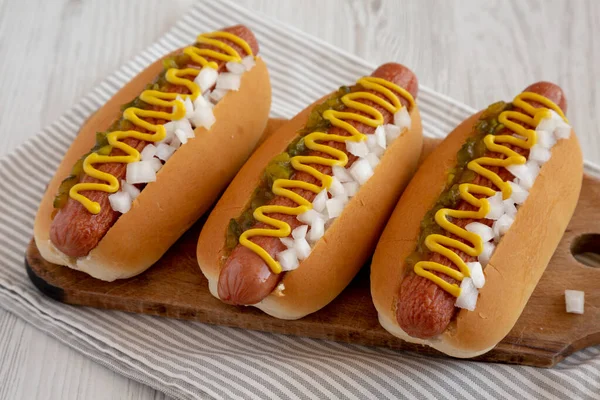 Char Grillezett Hot Dog Mustárral Fűszerekkel Hagymával Rusztikus Táblán Oldalnézetből — Stock Fotó
