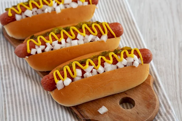 Grillowany Hot Dog Musztardą Przyprawami Cebulą Drewnianej Desce Widok Boku — Zdjęcie stockowe