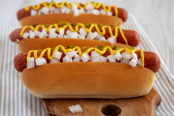 Char Grillezett Hot Dog Mustárral Fűszerrel Hagymával Rusztikus Fapanelben Oldalnézetből — Stock Fotó