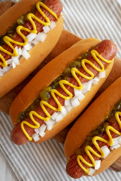 Char Grilovaný Hot Dog Hořčicí Ředkvičkou Cibulí Rustikální Dřevěné Desce — Stock fotografie