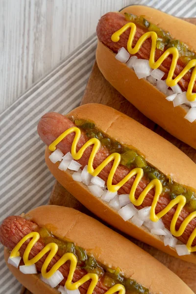 Char Grilovaný Hot Dog Hořčicí Ředkvičkou Cibulí Rustikální Dřevěné Desce — Stock fotografie