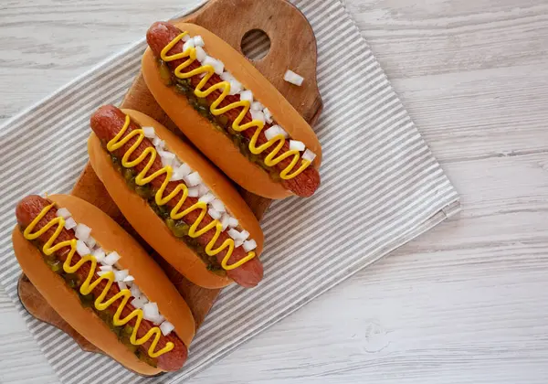 Saibling Hot Dog Mit Senf Relish Und Zwiebeln Auf Rustikalem — Stockfoto
