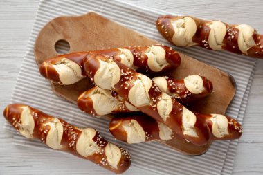 Ev yapımı yumuşak kraker, tuzlu çubuklar yemeye hazır, üst görünüm..