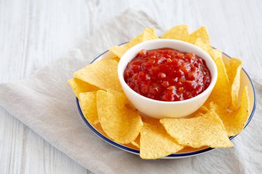 Tabakta ev yapımı salsa ve tortilla cipsi, yan görüş. Boşluğu kopyala.