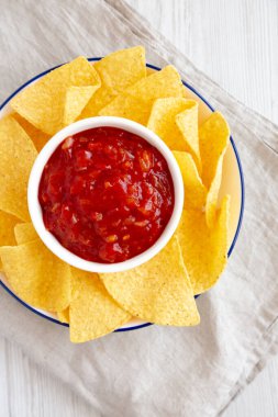 Tabakta ev yapımı Salsa ve Tortilla Chips, en iyi manzara. Dümdüz, tepeden, yukarıdan. 