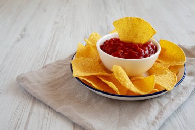 Tabakta ev yapımı salsa ve tortilla cipsi, yan görüş. Boşluğu kopyala.