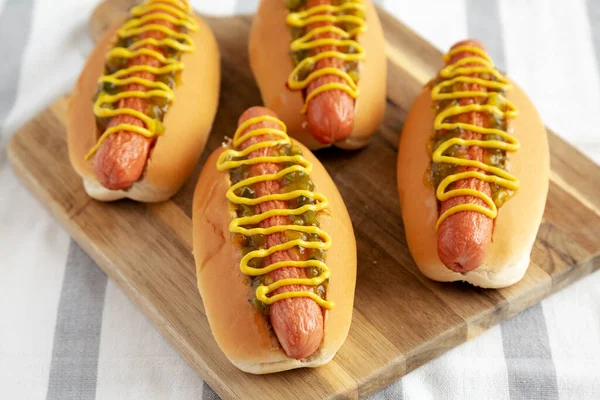 Házi Készítésű Gourmet Hot Dogs Édes Ízesítéssel Mustárral Oldalnézetből Közelkép — Stock Fotó