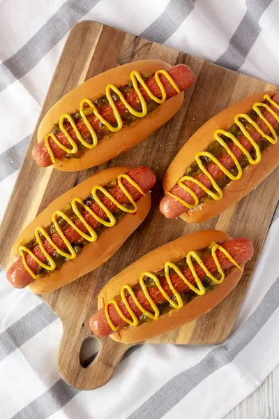 Σπιτικά Gourmet Hot Dogs Sweet Relish Και Μουστάρδα Κορυφαία Θέα — Φωτογραφία Αρχείου