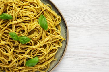 Tabakta ev yapımı vejetaryen pesto makarna, üst manzara. Boşluğu kopyala.