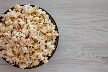 Ev yapımı tereyağlı patlamış mısır ve tuzlu kase. Dümdüz, tepeden, yukarıdan. Boşluğu kopyala.