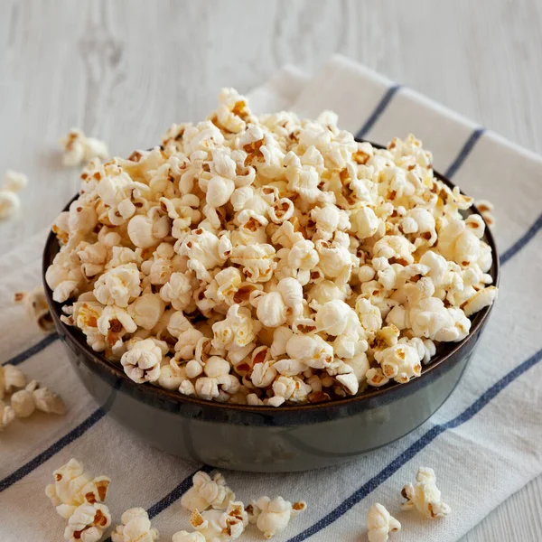 Hemlagad Smör Popcorn Med Salt Skål Sidovy — Stockfoto