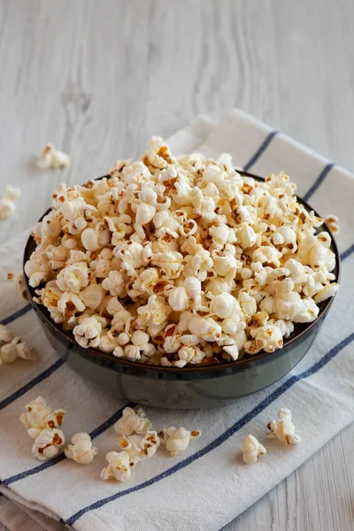 Domácí Máslový Popcorn Solí Misce Boční Pohled — Stock fotografie